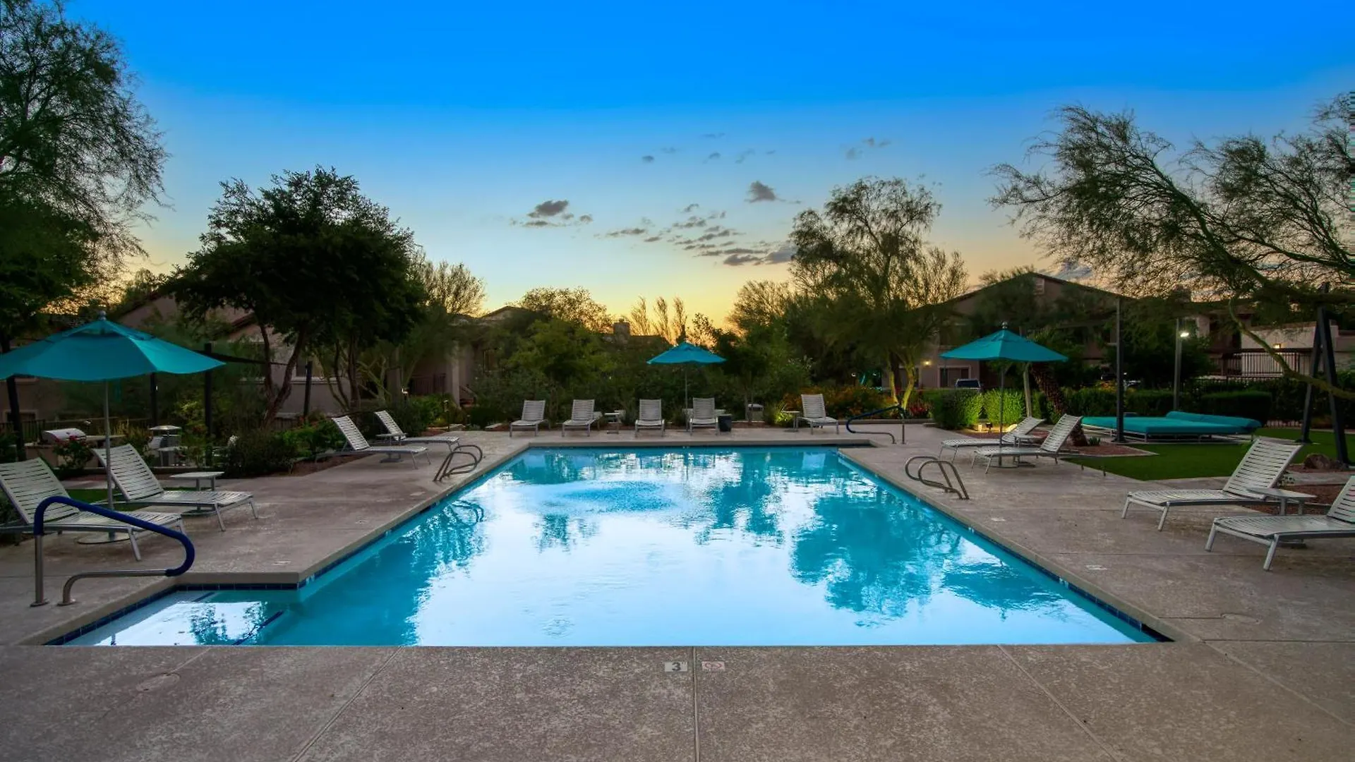 Modern 2-Br Condo Near Kierland Commons スコッツデール