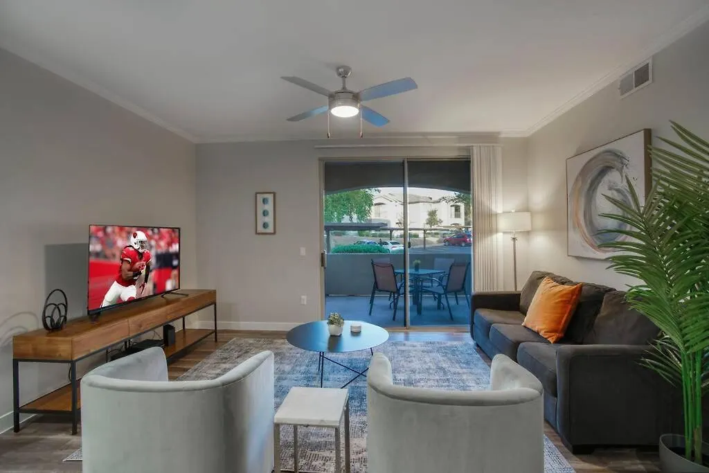 Modern 2-Br Condo Near Kierland Commons スコッツデール アパート